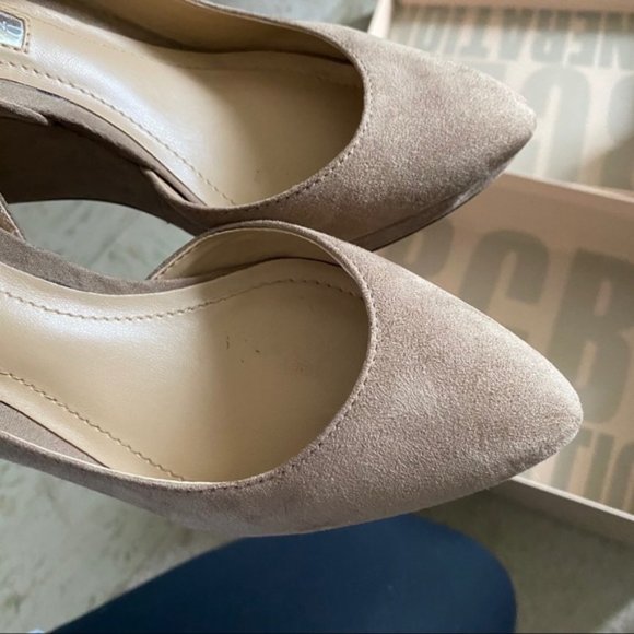 BCBG Pointed toe pump wedge suede heel size 4 - Picture 4 of 9